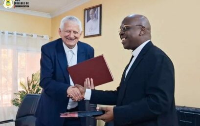 LE RECTEUR DE L’UCC, LE PROF. ABBE LEONARD SANTEDI, A OFFICIELLEMENT PASSÉ LA MAIN AU NOUVEAU PRESIDENT DE L’ASUNICACO, LE PROF. PERE JEAN-LUC VAN DE KERKHOVE DE L’UDBL