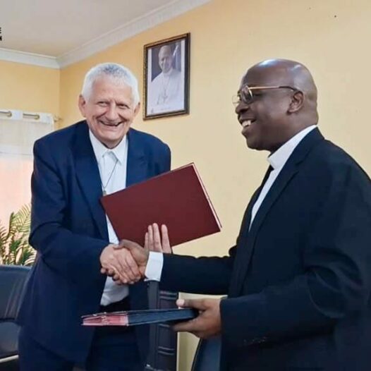 LE RECTEUR DE L’UCC, LE PROF. ABBE LEONARD SANTEDI, A OFFICIELLEMENT PASSÉ LA MAIN AU NOUVEAU PRESIDENT DE L’ASUNICACO, LE PROF. PERE JEAN-LUC VAN DE KERKHOVE DE L’UDBL
