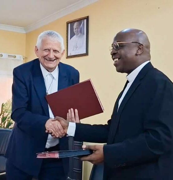 LE RECTEUR DE L’UCC, LE PROF. ABBE LEONARD SANTEDI, A OFFICIELLEMENT PASSÉ LA MAIN AU NOUVEAU PRESIDENT DE L’ASUNICACO, LE PROF. PERE JEAN-LUC VAN DE KERKHOVE DE L’UDBL