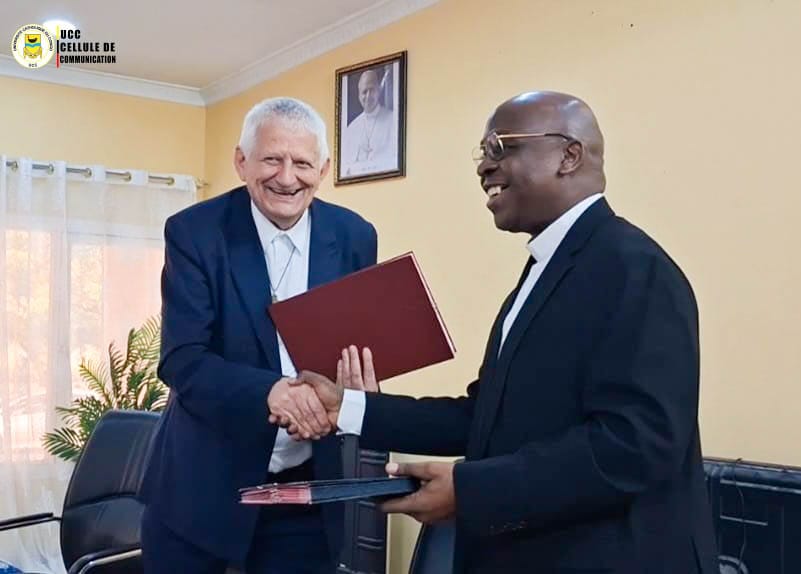 LE RECTEUR DE L’UCC, LE PROF. ABBE LEONARD SANTEDI, A OFFICIELLEMENT PASSÉ LA MAIN AU NOUVEAU PRESIDENT DE L’ASUNICACO, LE PROF. PERE JEAN-LUC VAN DE KERKHOVE DE L’UDBL LE RECTEUR DE L’UCC, LE PROF. ABBE LEONARD SANTEDI, A OFFICIELLEMENT PASSÉ LA MAIN AU NOUVEAU PRESIDENT DE L’ASUNICACO, LE PROF. PERE JEAN-LUC VAN DE KERKHOVE DE L’UDBL